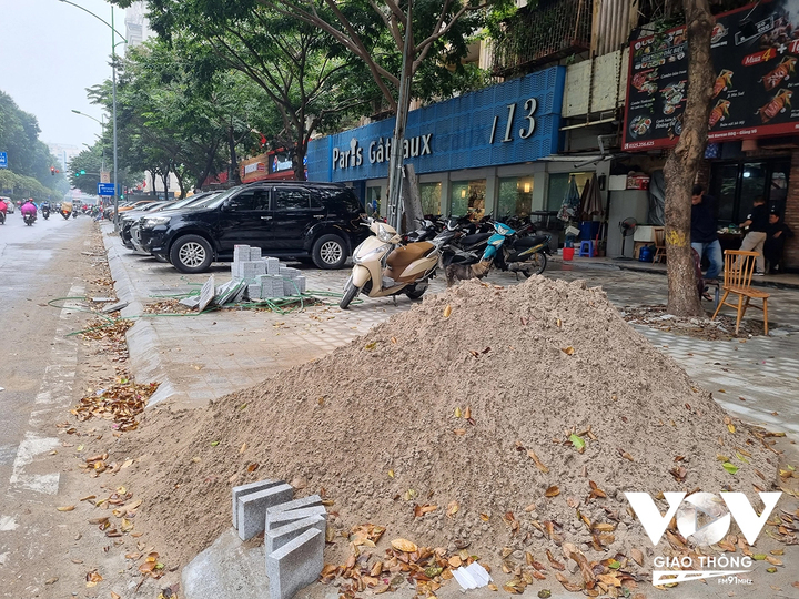 Vỉa hè lát đá đến đâu, ô tô đỗ đến đó - 4