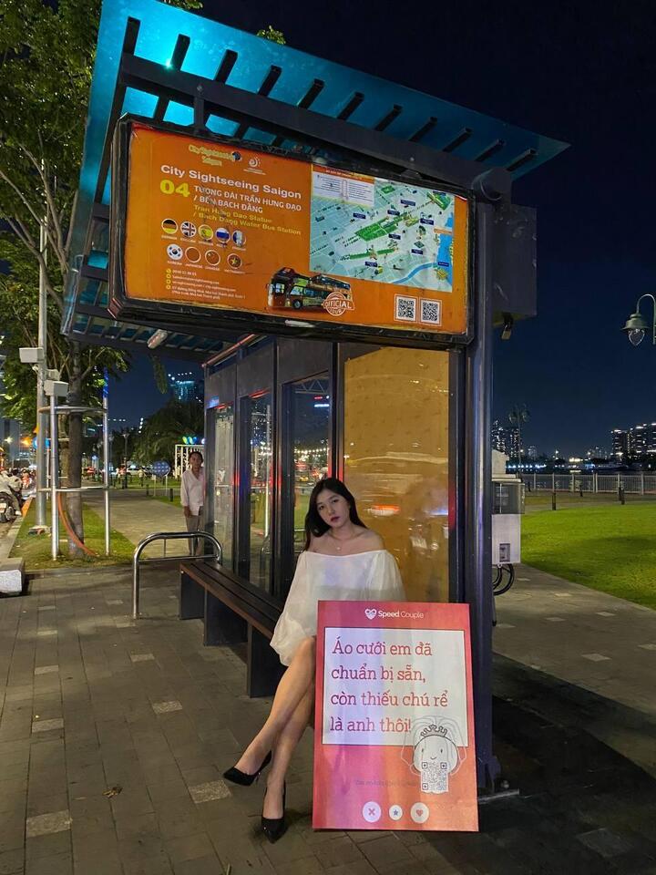 TP.HCM: Hai cô gái 'tuyển' người yêu làm khuấy đảo phố đi bộ Nguyễn Huệ - 4