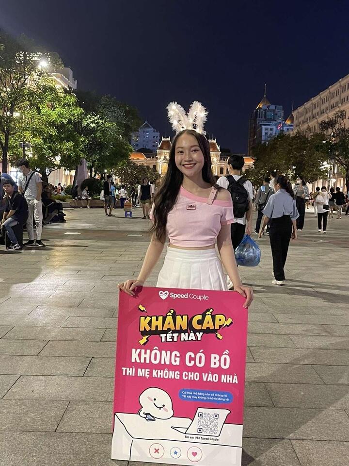 TP.HCM: Hai cô gái 'tuyển' người yêu làm khuấy đảo phố đi bộ Nguyễn Huệ - 3