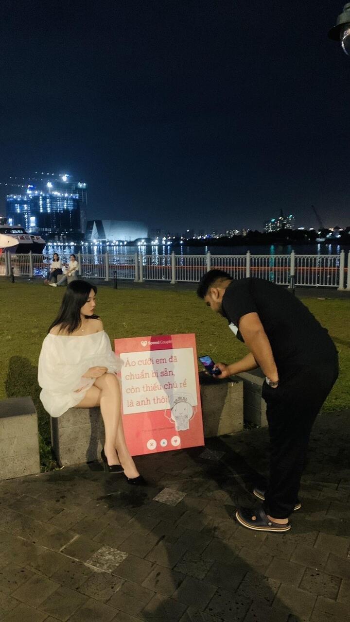 TP.HCM: Hai cô gái 'tuyển' người yêu làm khuấy đảo phố đi bộ Nguyễn Huệ - 2