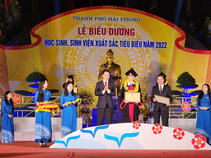 Hải Phòng dành 1,67 tỷ đồng khen thưởng học sinh, sinh viên xuất sắc năm 2022 - 2