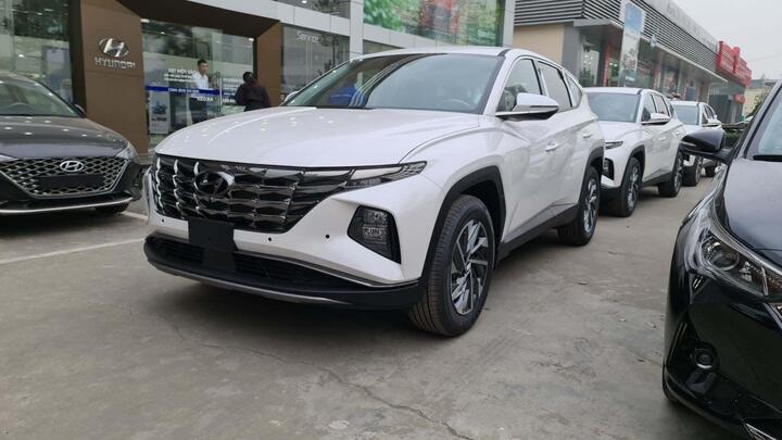 Ngân hàng siết vay mua ô tô, khách ngậm ngùi bỏ cọc - 1