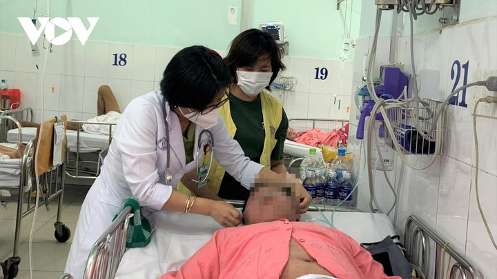 Chi phí chữa sốt xuất huyết nặng có thể lên tới hàng trăm triệu đồng - 2