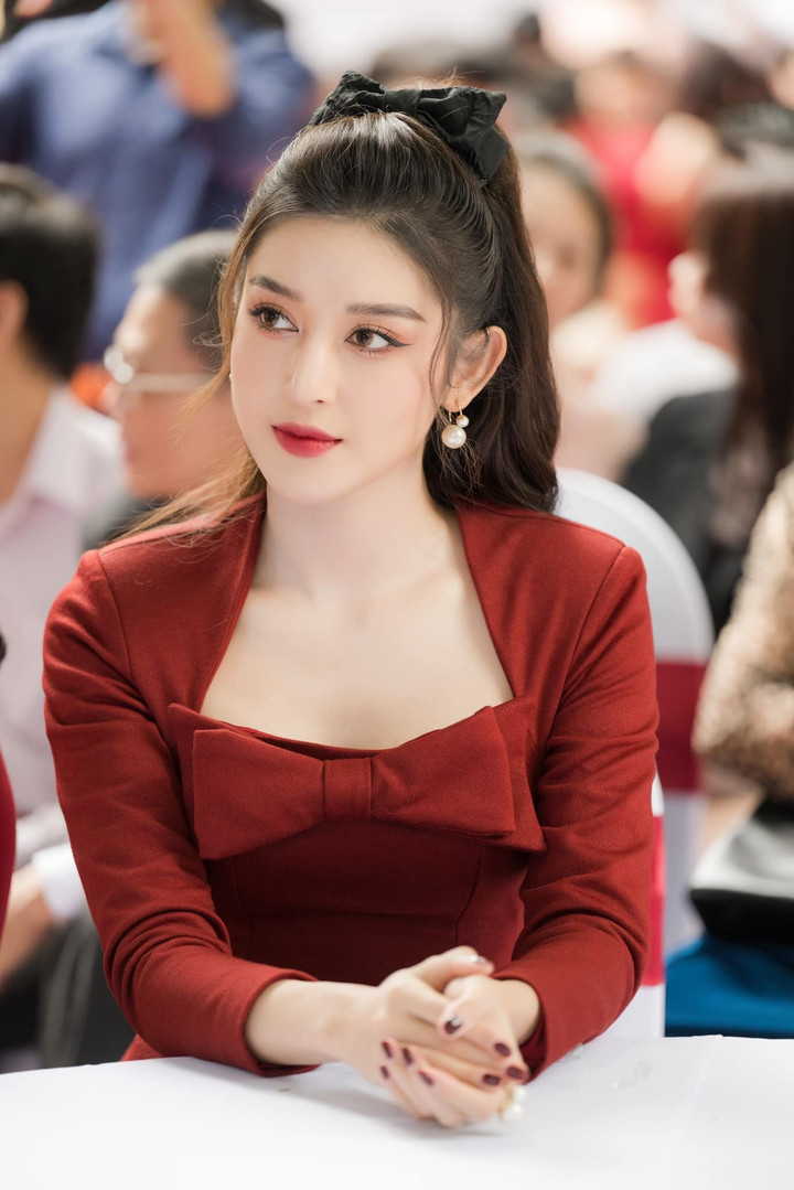 Sao Việt 14/11: Chí Trung đạp xe bên bạn gái kém 17 tuổi tại nước ngoài - 3