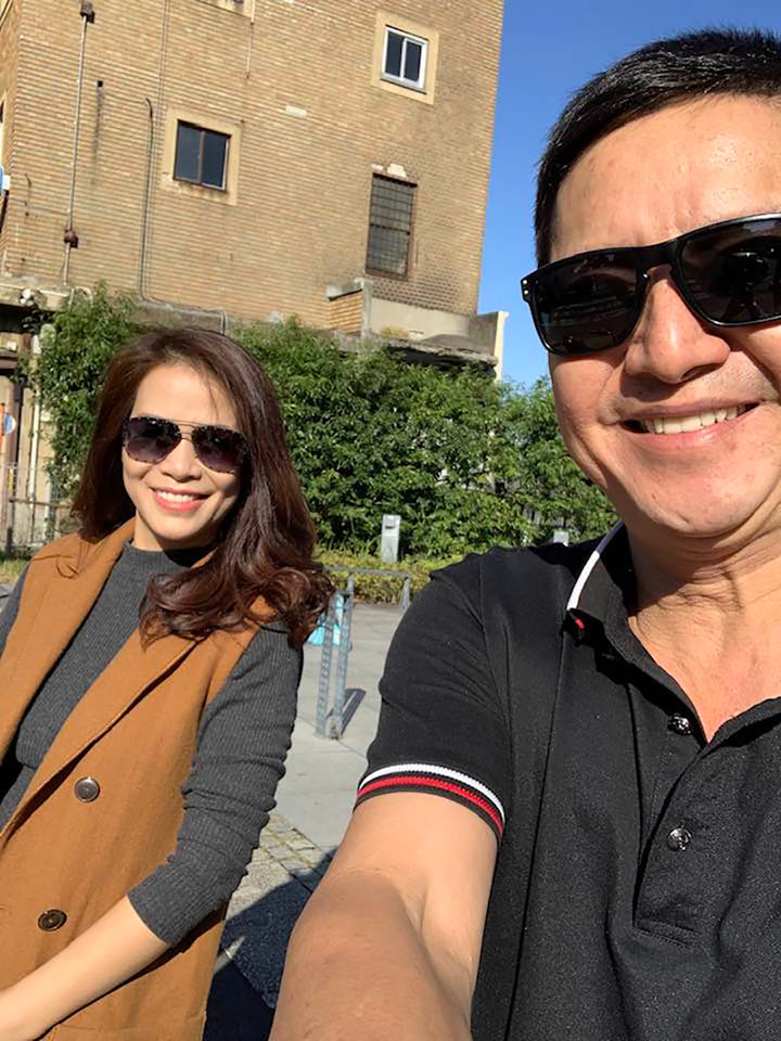 Sao Việt 14/11: Chí Trung đạp xe bên bạn gái kém 17 tuổi tại nước ngoài - 2