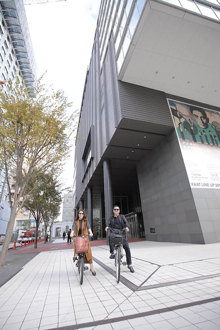 Sao Việt 14/11: Chí Trung đạp xe bên bạn gái kém 17 tuổi tại nước ngoài - 1