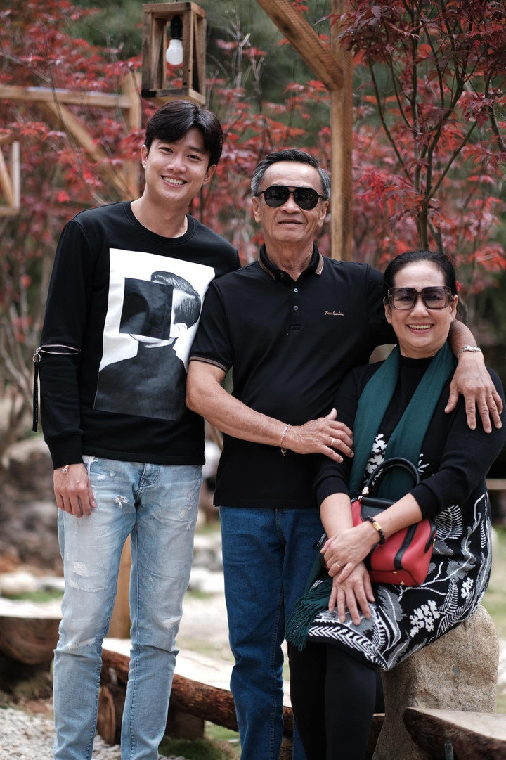 Sao Việt 14/11: Chí Trung đạp xe bên bạn gái kém 17 tuổi tại nước ngoài - 5