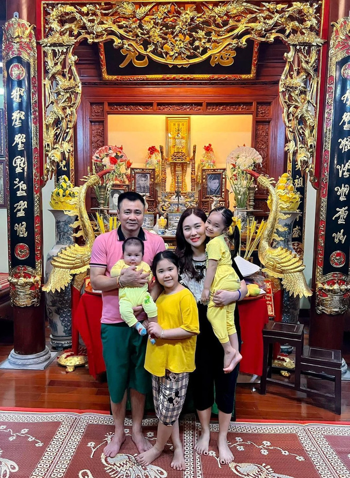 Sao Việt 14/11: Chí Trung đạp xe bên bạn gái kém 17 tuổi tại nước ngoài - 8