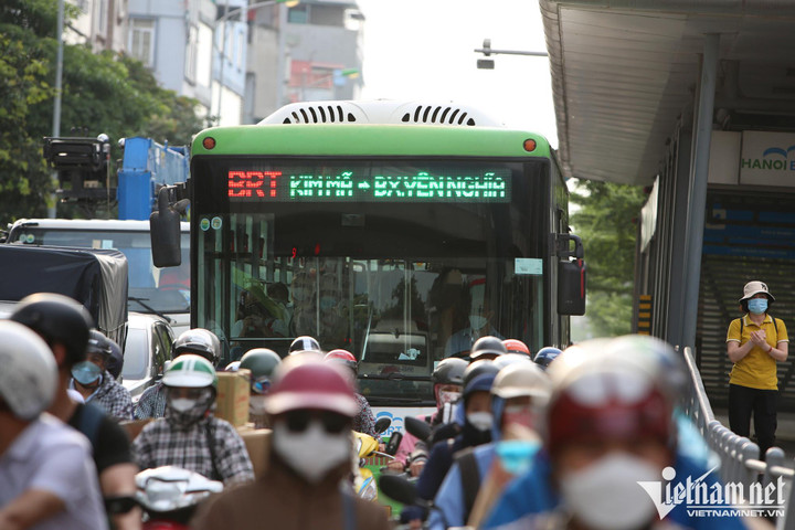 TP Hà Nội: Buýt nhanh BRT làm giảm ùn tắc giao thông - 1