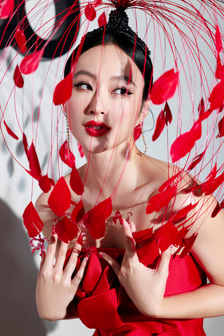 Angela Phương Trinh nổi bật khi tái xuất thảm đỏ - 1