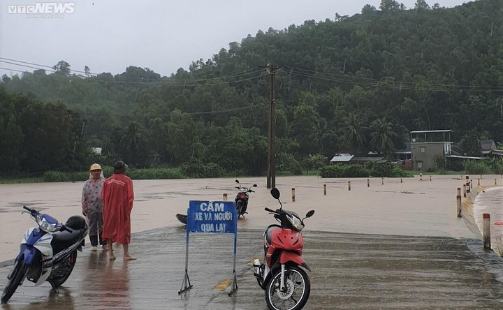 Nhiều tuyến đường ở tỉnh Phú Yên bị chia cắt vì mưa lớn - 4