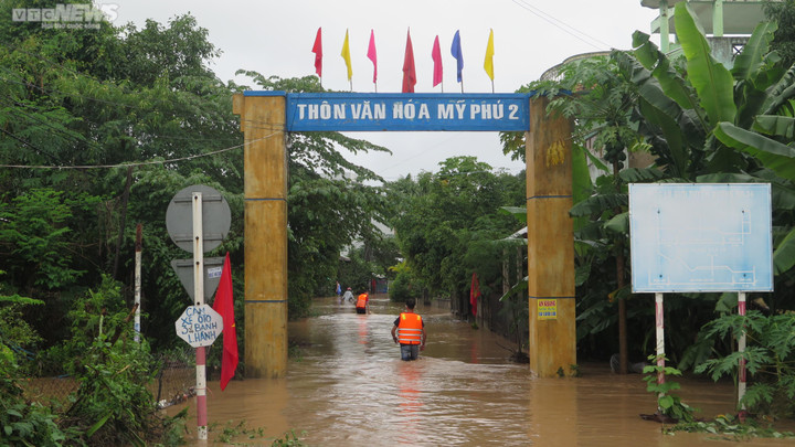 Nhiều tuyến đường ở tỉnh Phú Yên bị chia cắt vì mưa lớn - 3