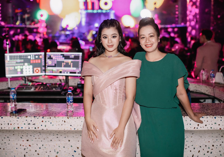 Sao Việt 15/11: Con gái út NSƯT Chiều Xuân xinh đẹp ở tuổi 18 - 1