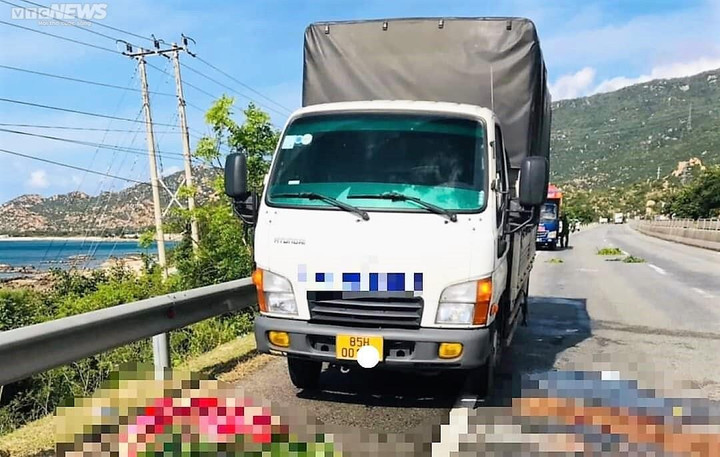 Bình Thuận: Dừng xe thay lốp bên đường, hai người bị tông chết - 1