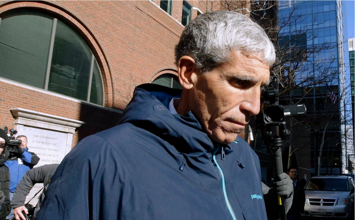 Bị phạt 5 tháng tù do nhận hàng trăm nghìn USD giúp sinh viên nhập học trái phép - 2