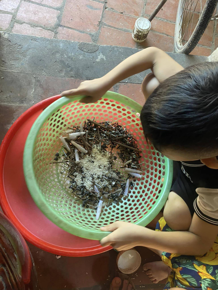 Nhìn vào lu gạo, mẹ trẻ bất lực mong nhà trường đừng cho con nghỉ học cuối tuần - 3