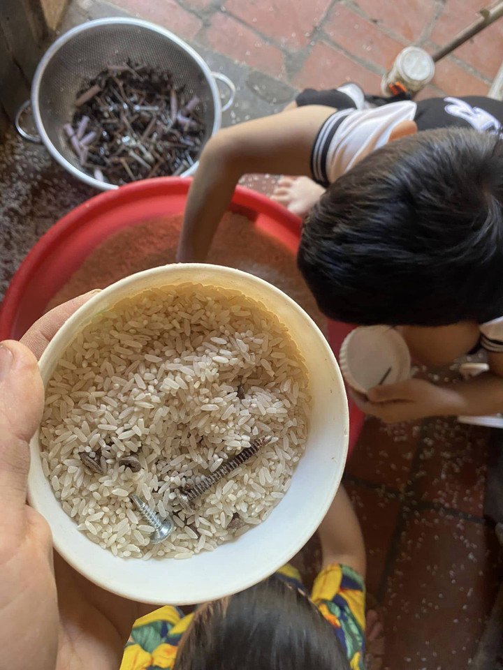 Nhìn vào lu gạo, mẹ trẻ bất lực mong nhà trường đừng cho con nghỉ học cuối tuần - 2