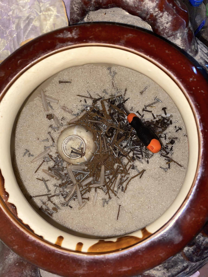 Nhìn vào lu gạo, mẹ trẻ bất lực mong nhà trường đừng cho con nghỉ học cuối tuần - 1