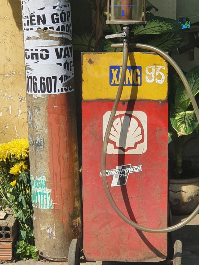 Đồng Nai: 'Cây xăng' tự phát mọc khắp nơi, trang bị cả trụ bơm điện tử - 6