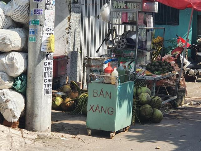 Đồng Nai: 'Cây xăng' tự phát mọc khắp nơi, trang bị cả trụ bơm điện tử - 7