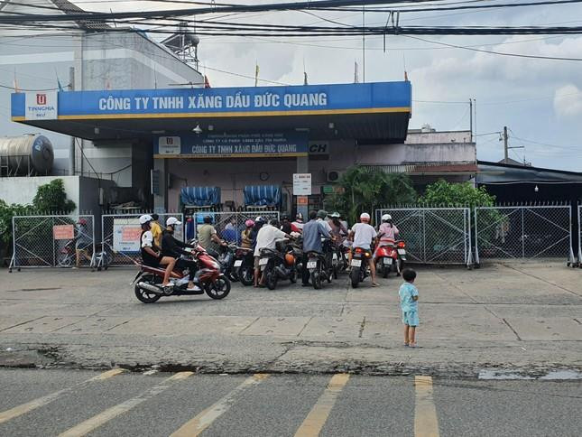 Đồng Nai: 'Cây xăng' tự phát mọc khắp nơi, trang bị cả trụ bơm điện tử - 2