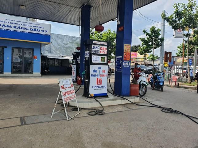 Đồng Nai: 'Cây xăng' tự phát mọc khắp nơi, trang bị cả trụ bơm điện tử - 1