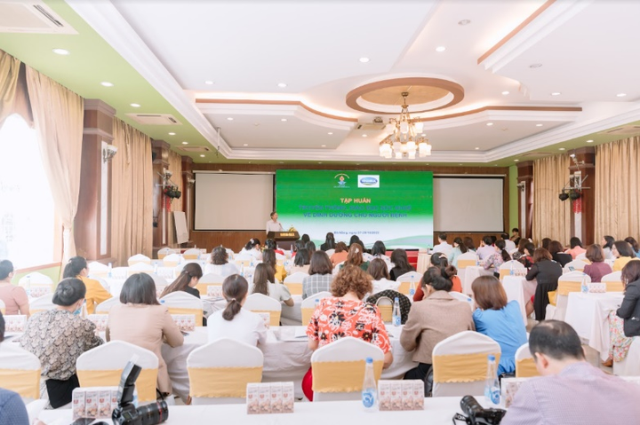 Gần 500 nhân viên y tế hoàn tất tập huấn chăm sóc dinh dưỡng cho người bệnh - 1