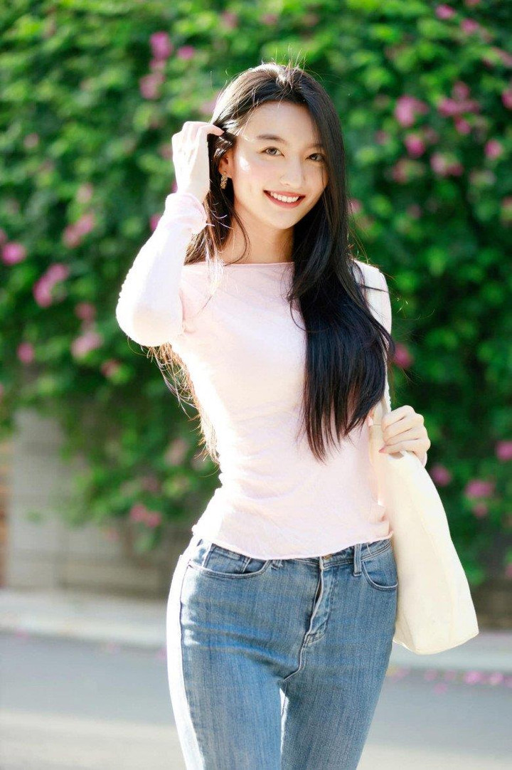 Cháu nội nhà bác học Lương Đình Của từng bỏ thi hoa hậu làm cô giáo