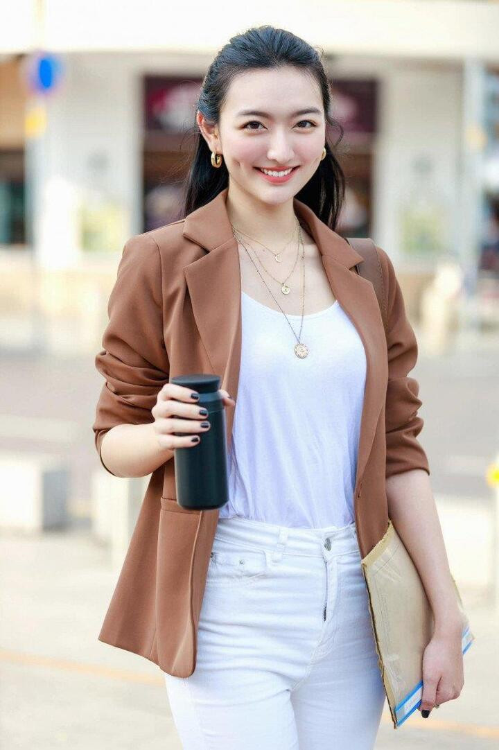 Cháu nội nhà bác học Lương Đình Của từng bỏ thi hoa hậu làm cô giáo