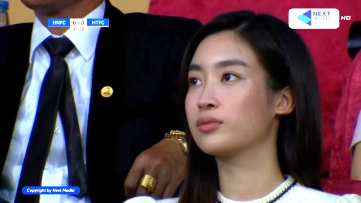 Hoa hậu Đỗ Mỹ Linh vẫn xinh đẹp rạng ngời dù bị paparazzi quay cận mặt - 1