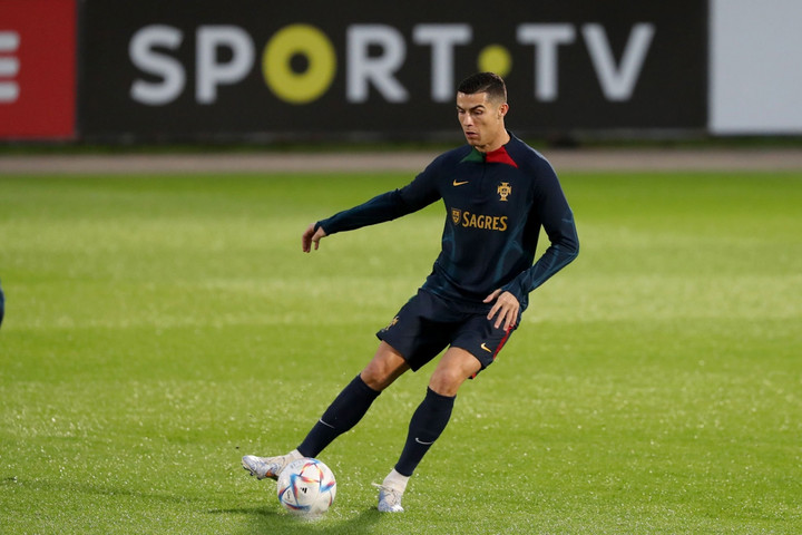 Ronaldo trở về tuyển Bồ Đào Nha, cười rạng rỡ trên sân tập - 1