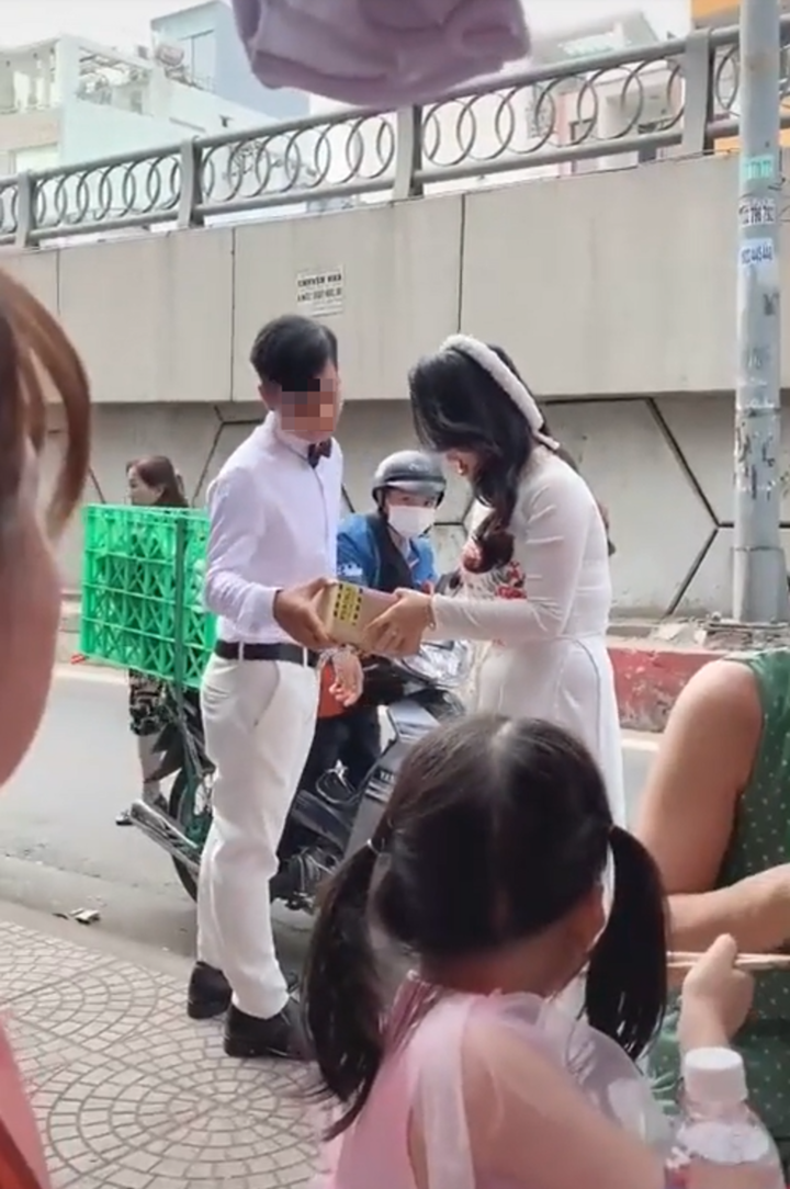 Khoảnh khắc hài hước khi cô dâu tạm thời 'nghỉ cưới' sau cuộc gọi của shipper - 7