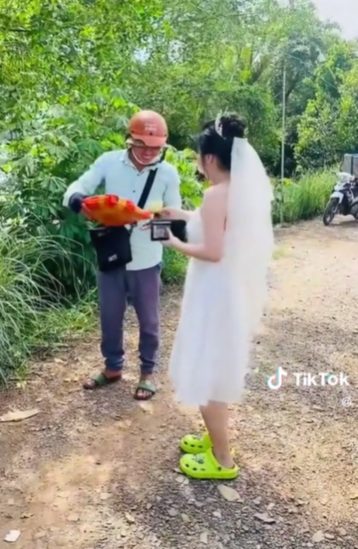 Khoảnh khắc hài hước khi cô dâu tạm thời 'nghỉ cưới' sau cuộc gọi của shipper - 2