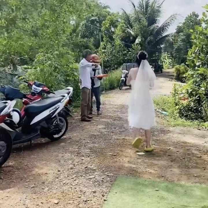 Khoảnh khắc hài hước khi cô dâu tạm thời 'nghỉ cưới' sau cuộc gọi của shipper - 1