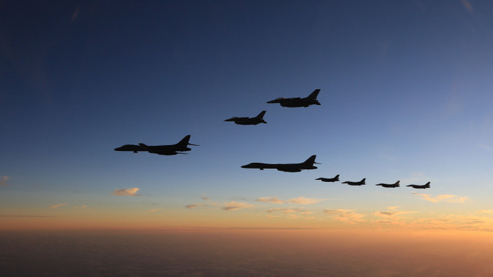 Đối mặt nhiều nguy cơ an ninh, Nhật Bản muốn 'tự lực cánh sinh' quốc phòng - 1