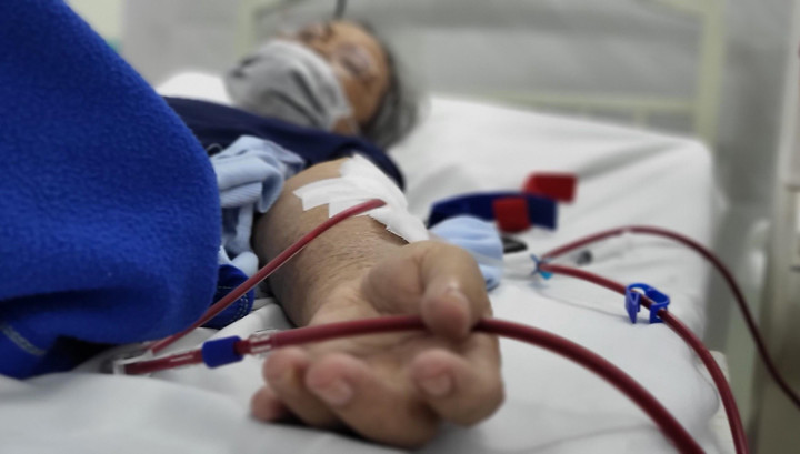 Xúc động hình ảnh điều dưỡng ngồi gục vì mệt vẫn nắm chặt tay người bệnh - 2