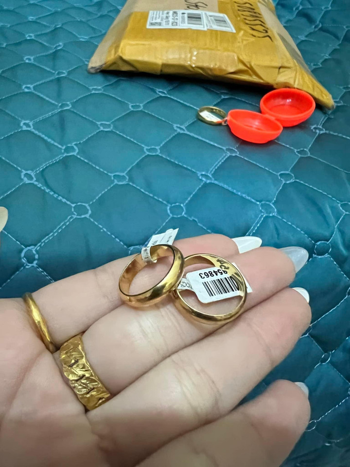 Bức xúc tố khách mừng cưới 2 chỉ vàng giả, cặp đôi bất ngờ bị trách ngược - 1