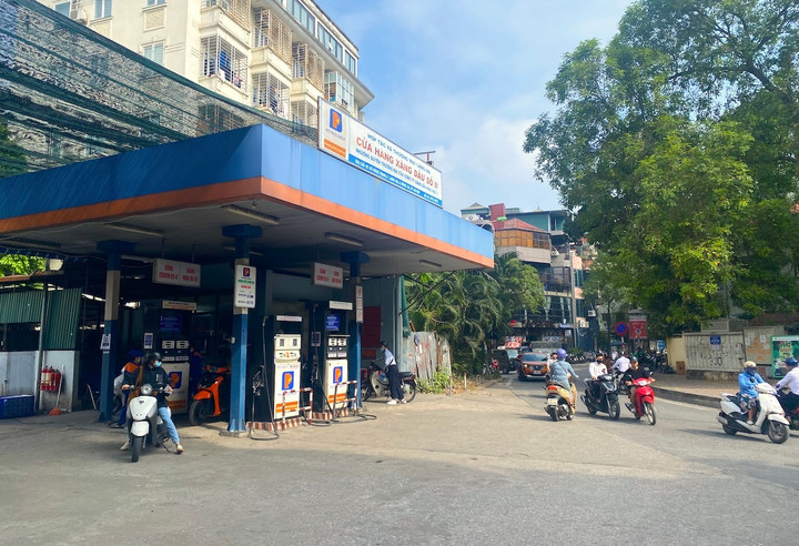 Không còn cảnh mòn mỏi xếp hàng dài chờ mua xăng dầu ở Hà Nội - 2