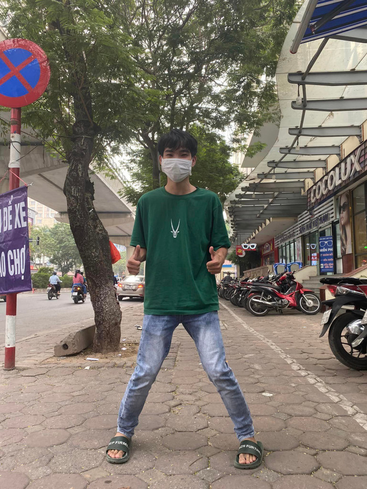 Nhặt được điện thoại, 3 thanh niên làm điều hài hước trước khi trả lại người mất - 2