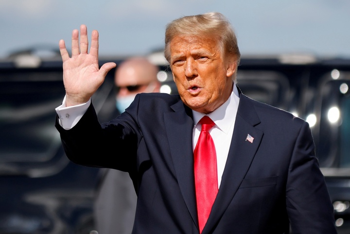 Ông Trump nộp hồ sơ tranh cử Tổng thống Mỹ 2024 - 1