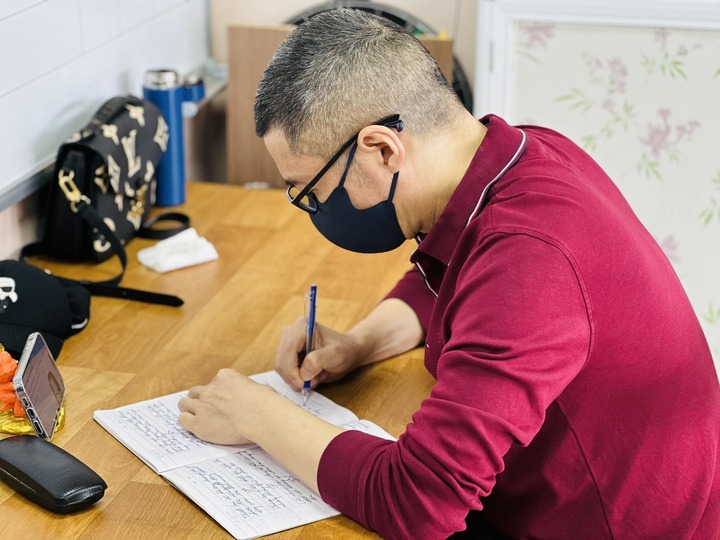 Sao Việt 18/11: NSND Công Lý luyện viết chữ mỗi ngày - 1