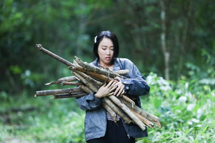 Vẻ gợi cảm khác hẳn trên phim của nữ chính khờ khạo trong 'Mẹ rơm' - 1