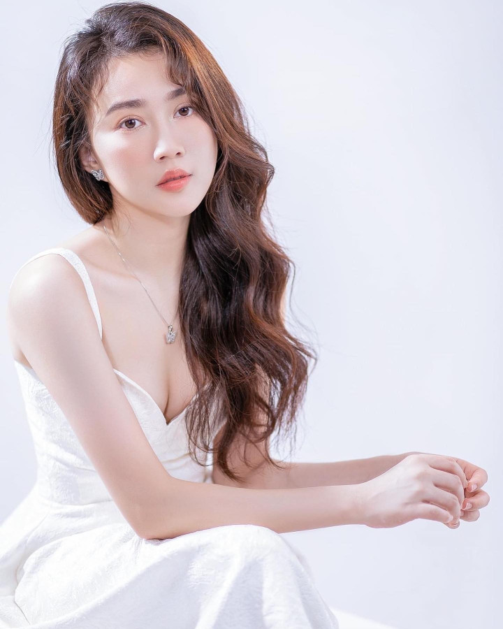 Vẻ gợi cảm khác hẳn trên phim của nữ chính khờ khạo trong 'Mẹ rơm' - 11