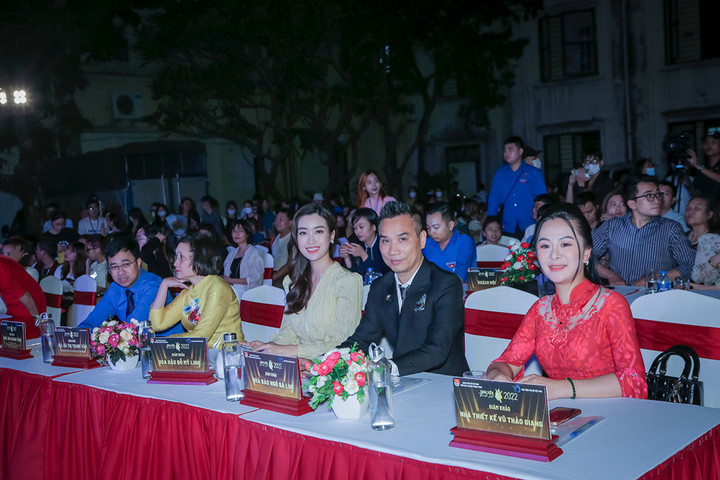 Lộ diện cặp đôi đăng quang 'Sinh viên thanh lịch 2022' - 1