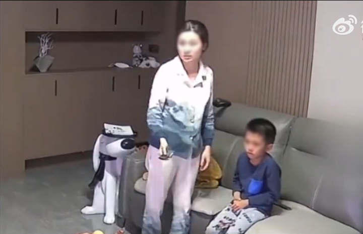 Cậu bé mê tivi không tắm rửa học hành, hình phạt của bố mẹ gây ý kiến trái chiều - 1