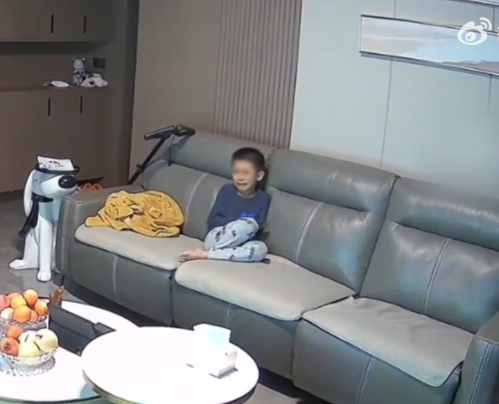 Cậu bé mê tivi không tắm rửa học hành, hình phạt của bố mẹ gây ý kiến trái chiều - 2