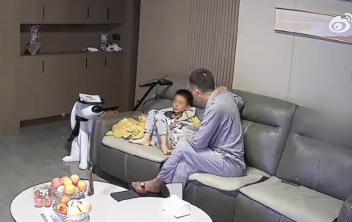 Cậu bé mê tivi không tắm rửa học hành, hình phạt của bố mẹ gây ý kiến trái chiều - 4