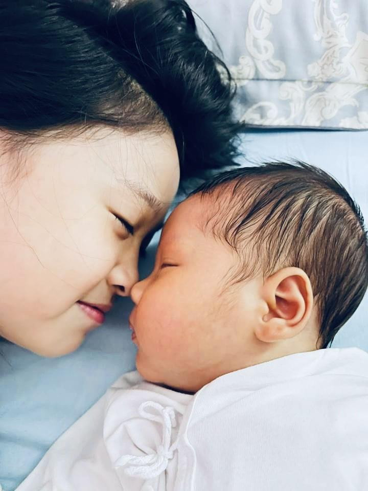 Vợ Phan Đinh Tùng tiết lộ hành trình sinh con thập tử nhất sinh - 4