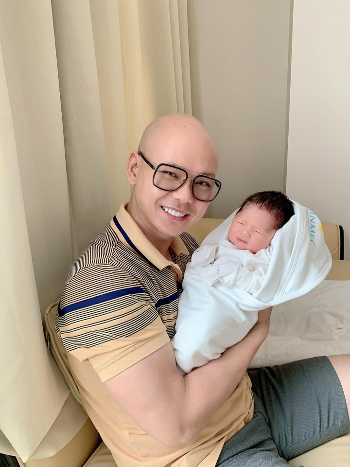 Vợ Phan Đinh Tùng tiết lộ hành trình sinh con thập tử nhất sinh - 5