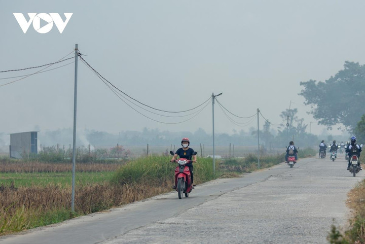 Nông dân ngoại thành Hà Nội đốt rơm rạ, khói mù mịt bủa vây người đi đường - 9